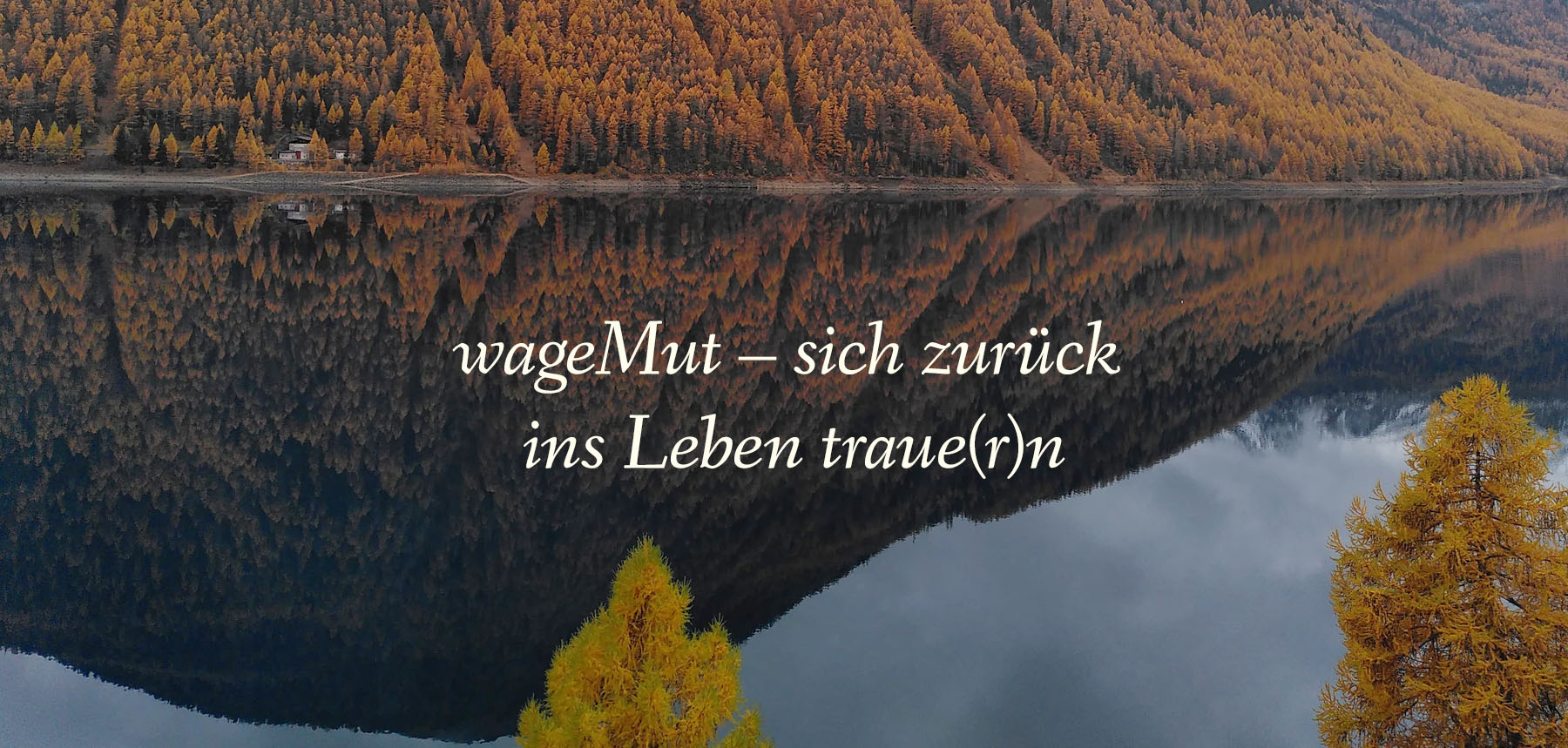 wageMut – Bild mit Bergsee, indem sich ein Berg spiegelt